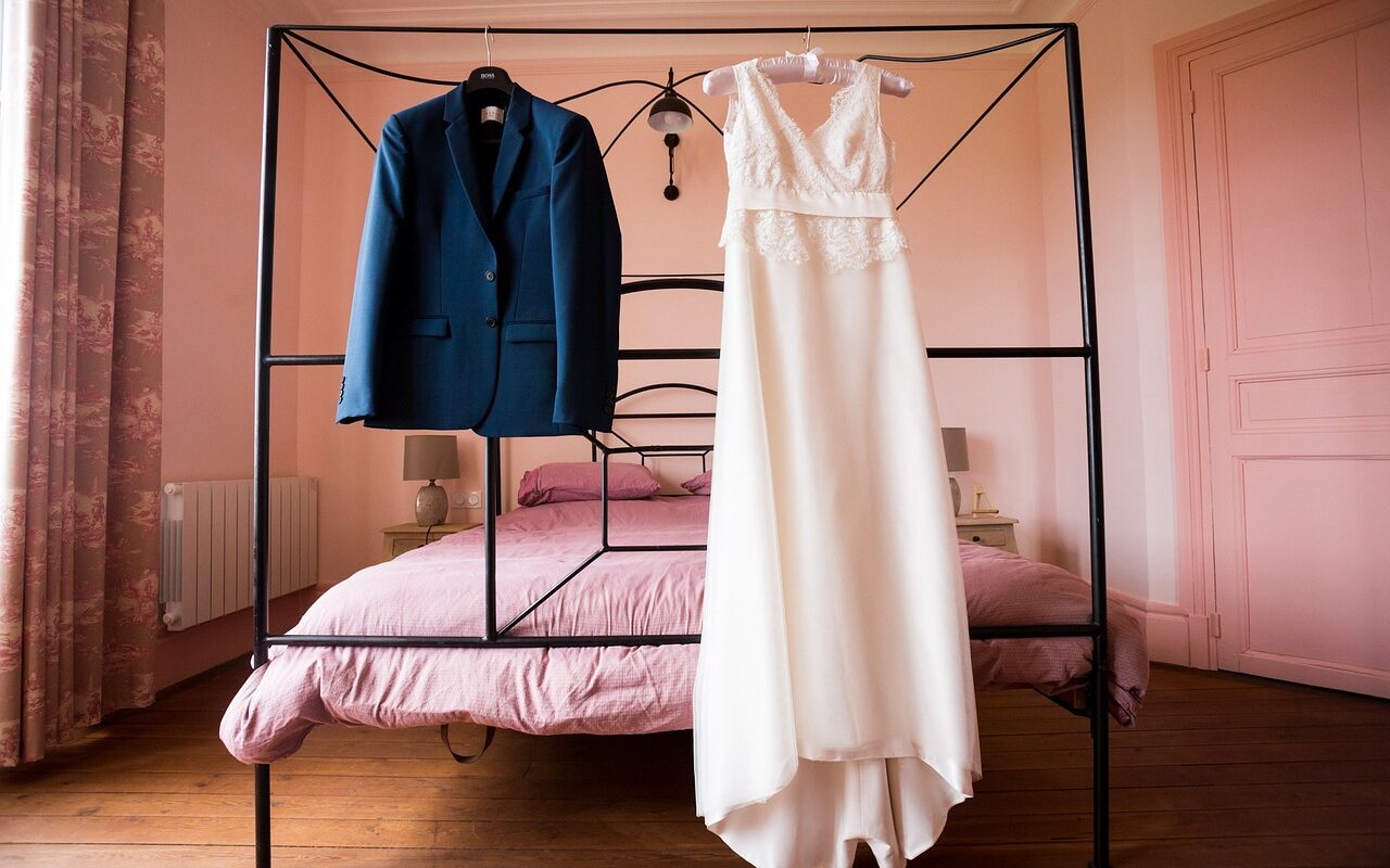 Image source: https://pixabay.com/photos/dress-suit-white-blue-pink-2073427/