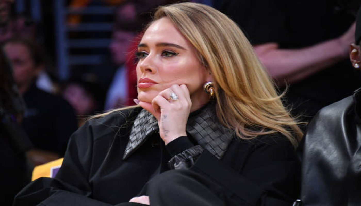 https://media.gettyimages.com/id/2198815959/photo/los-angeles-california-adele-attends-a-basketball-game-between-the-los-angeles-lakers-and-the.jpg?s=612x612&w=0&k=20&c=VQvnmMIM8HxEtfnPpsIzsY4x9N_ti0khCfcV_lv37GE=