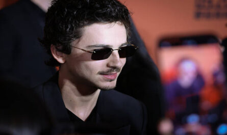 https://media.gettyimages.com/id/2265767618/photo/beijing-china-american-and-french-actor-timothee-chalamet-attends-the-premiere-of-film-marty.jpg?s=612x612&w=0&k=20&c=b7YB5XCP8KvNPQap4ZlnHKuGitWNdyo9M7MF_-OE_JY=