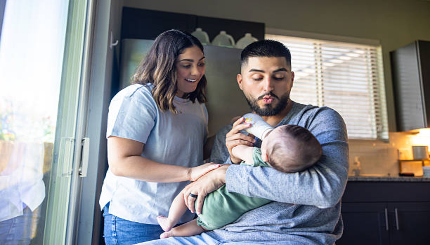https://media.gettyimages.com/id/2227583128/photo/new-mom-and-dad-feeding-their-baby-with-a-bottle.jpg?s=612x612&w=0&k=20&c=Gp9Z4tkZwJ2ORoczn6OsgscyJxWxkJRsTyGjOkal3nc=