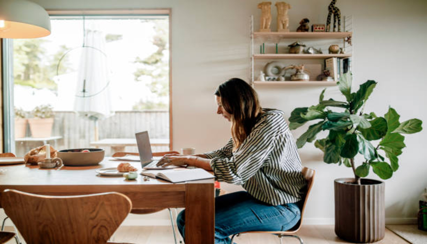 https://media.gettyimages.com/id/2190548751/photo/side-view-of-focused-businesswoman-working-on-laptop-while-sitting-near-dining-table-in.jpg?s=612x612&w=0&k=20&c=udwqsHgg7iT4iHeW8LS9wa8oZTOGtXc8cg_wxY-tLZ4=