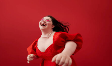 https://media.gettyimages.com/id/1368366693/photo/young-woman-laughing-against-red-background.jpg?s=612x612&w=0&k=20&c=g_fl6JvTmcbe9BdjSqjDYXNP-3RaOsJvpnT5eFHKCd0=