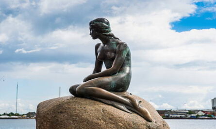 https://media.gettyimages.com/id/678394429/photo/statue-of-the-little-mermaid-copenhagen-denmark-scandinavia-europe.jpg?s=612x612&w=0&k=20&c=vApbWgG32wPVJ2SB5r-GkALplO8jlIkrRDyyJo9MJLs=