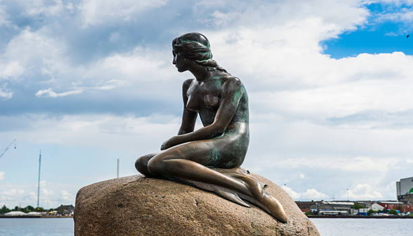 https://media.gettyimages.com/id/678394429/photo/statue-of-the-little-mermaid-copenhagen-denmark-scandinavia-europe.jpg?s=612x612&w=0&k=20&c=vApbWgG32wPVJ2SB5r-GkALplO8jlIkrRDyyJo9MJLs=