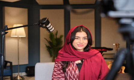 https://media.gettyimages.com/id/2201103120/photo/smiling-saudi-woman-sitting-next-to-microphone.jpg?s=612x612&w=0&k=20&c=KRJIuwd6Yii7m5aCAEQ02byc0ePH-GYklHrykcEs7Aw=