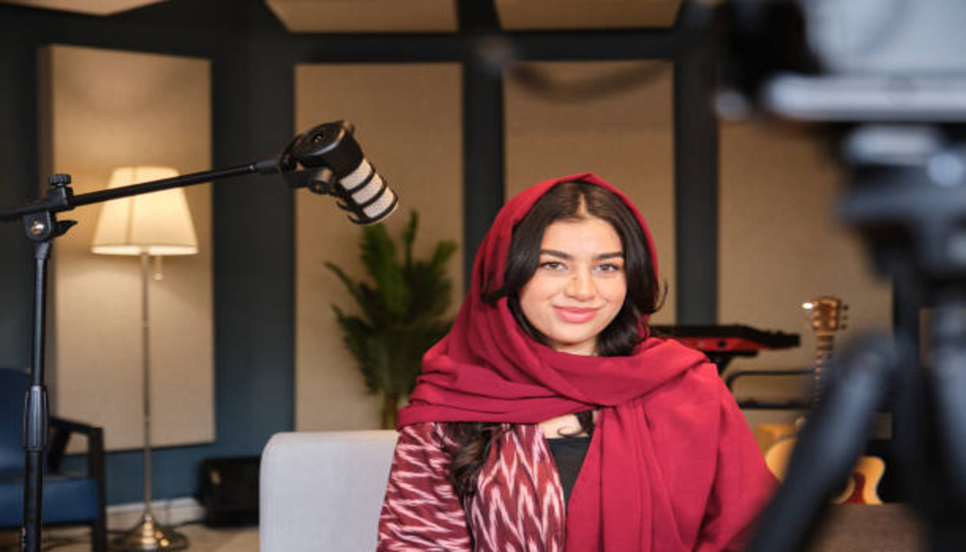 https://media.gettyimages.com/id/2201103120/photo/smiling-saudi-woman-sitting-next-to-microphone.jpg?s=612x612&w=0&k=20&c=KRJIuwd6Yii7m5aCAEQ02byc0ePH-GYklHrykcEs7Aw=