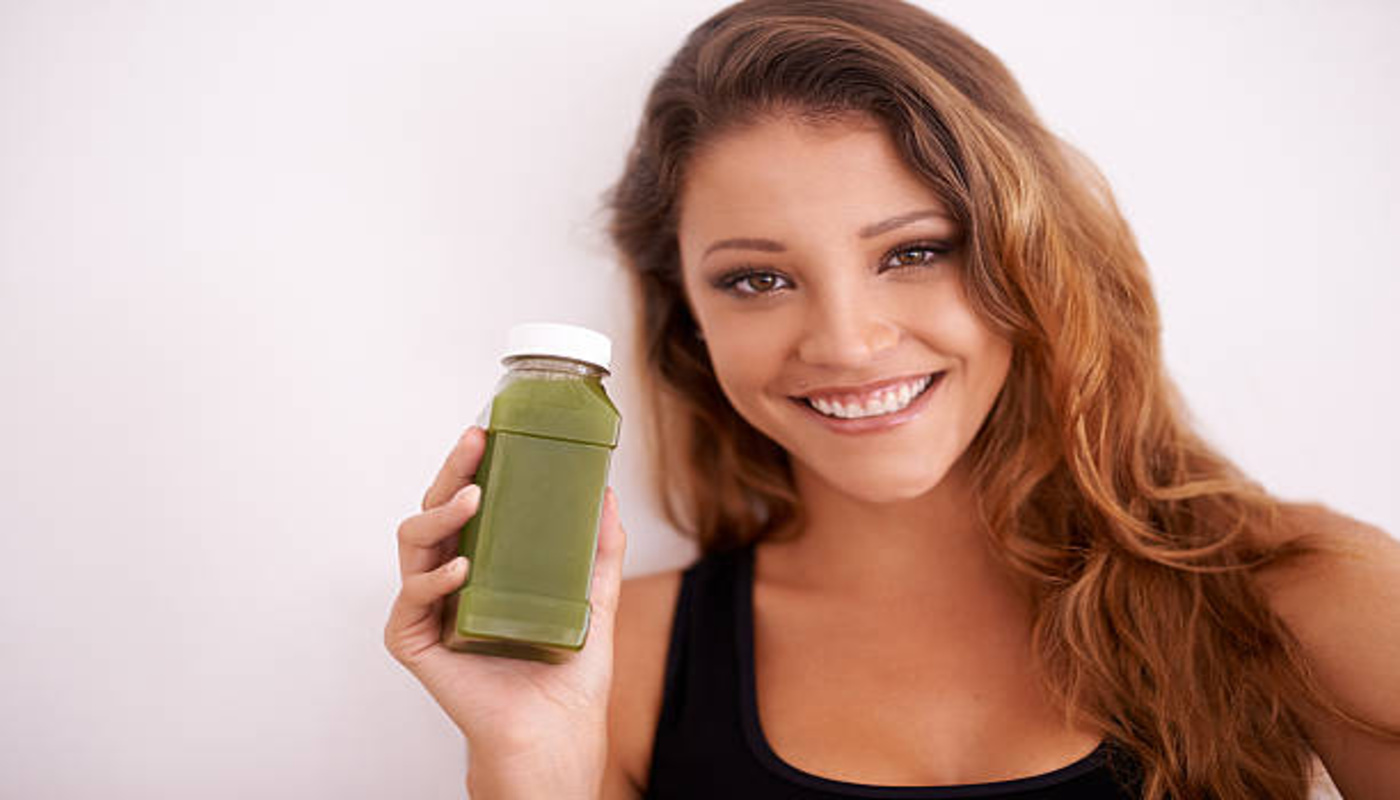 https://media.gettyimages.com/id/538887442/photo/grabbing-a-green-smoothie-to-go.jpg?s=612x612&w=0&k=20&c=GUTUOUd4rirkLyNx4K6AjvIISvcwvuOU7aIrqswBtxU=