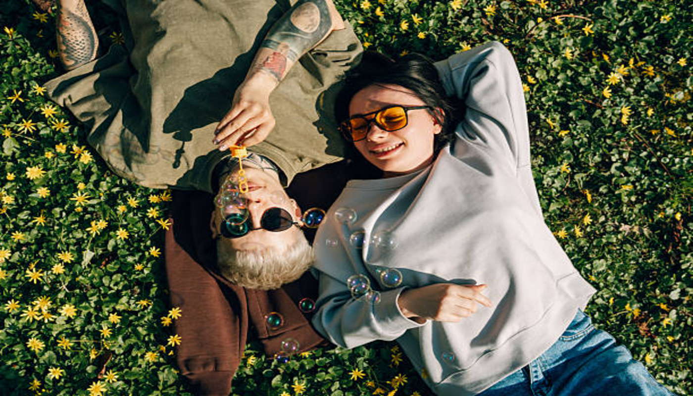 https://media.gettyimages.com/id/2224244852/photo/young-couple-lying-on-grass-blowing-soap-bubbles.jpg?s=612x612&w=0&k=20&c=HFOkfVNENpuWXb2dp26kenNn9kqpIGEsgt42oMIw_sU=