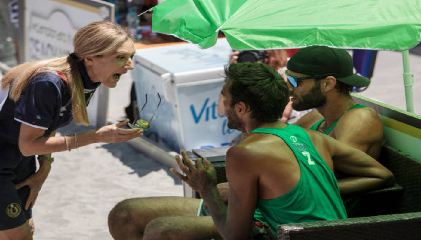 https://media.gettyimages.com/id/1156275218/photo/milan-italy-a-referee-discusses-with-a-couple-of-athletes-during-a-match-of-the-first-stage.jpg?s=612x612&w=0&k=20&c=Z3aLNCRuDRfCEeEl0rqlza3eSw-Ou_8I_CqmU5dybPk=