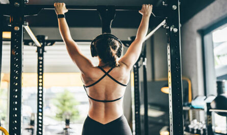 https://media.gettyimages.com/id/2211604126/photo/unrecognizable-fit-woman-doing-resistance-band-assisted-pull-ups-in-gym.jpg?s=612x612&w=0&k=20&c=Jxd8U3JnLrBkIse8MaXmHz5SVaTJ3U944g14dyqN82c=