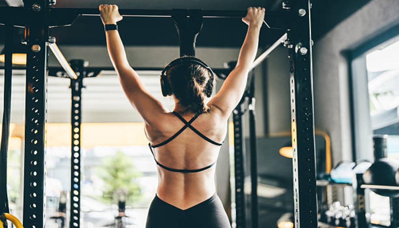 https://media.gettyimages.com/id/2211604126/photo/unrecognizable-fit-woman-doing-resistance-band-assisted-pull-ups-in-gym.jpg?s=612x612&w=0&k=20&c=Jxd8U3JnLrBkIse8MaXmHz5SVaTJ3U944g14dyqN82c=