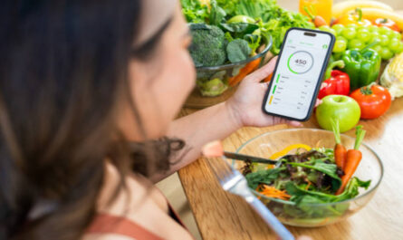 https://media.gettyimages.com/id/2193492251/photo/woman-tracking-her-diet-with-phone-while-enjoying-healthy-salad.jpg?s=612x612&w=0&k=20&c=u29qopBCkNSJoSXTYwhIOz1QRnq9BtmaDSvf90lfI98=
