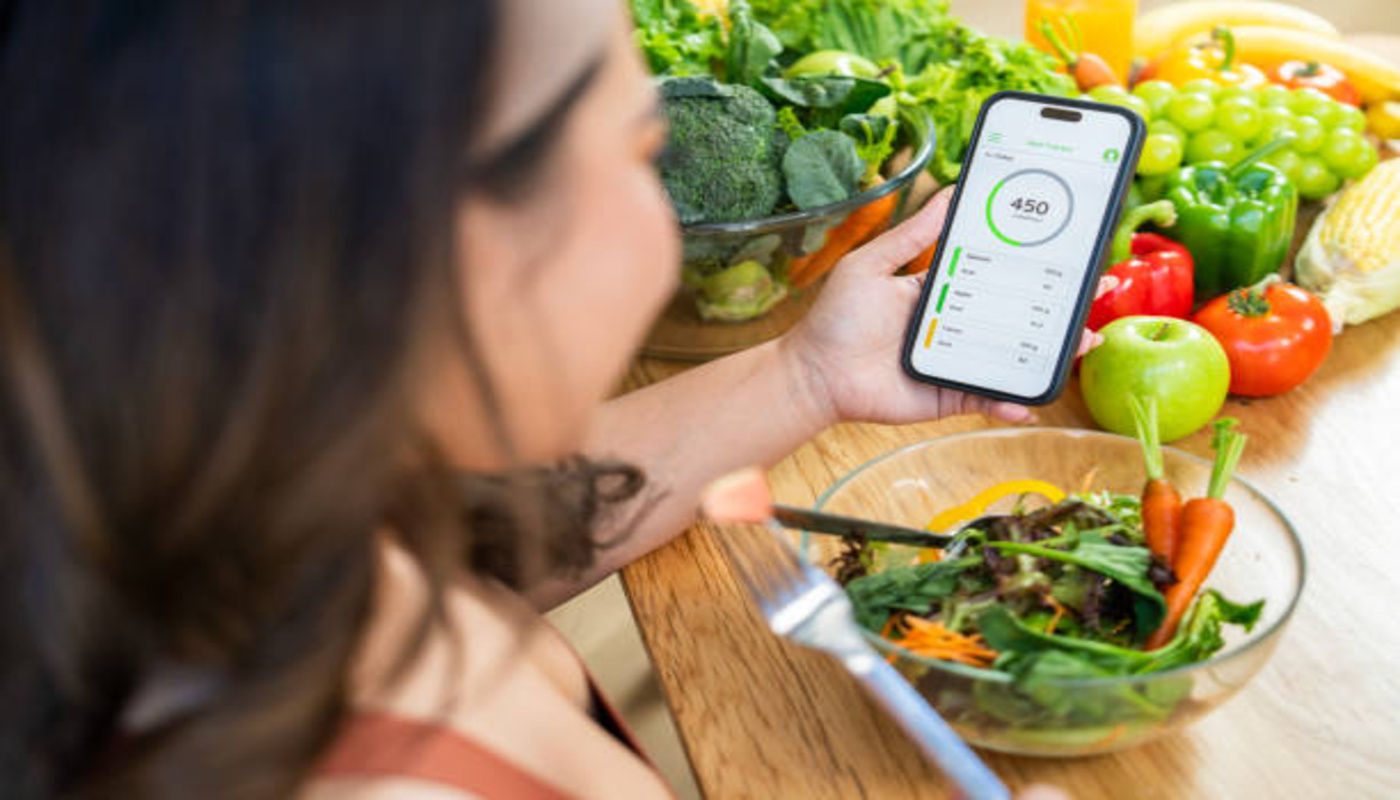 https://media.gettyimages.com/id/2193492251/photo/woman-tracking-her-diet-with-phone-while-enjoying-healthy-salad.jpg?s=612x612&w=0&k=20&c=u29qopBCkNSJoSXTYwhIOz1QRnq9BtmaDSvf90lfI98=