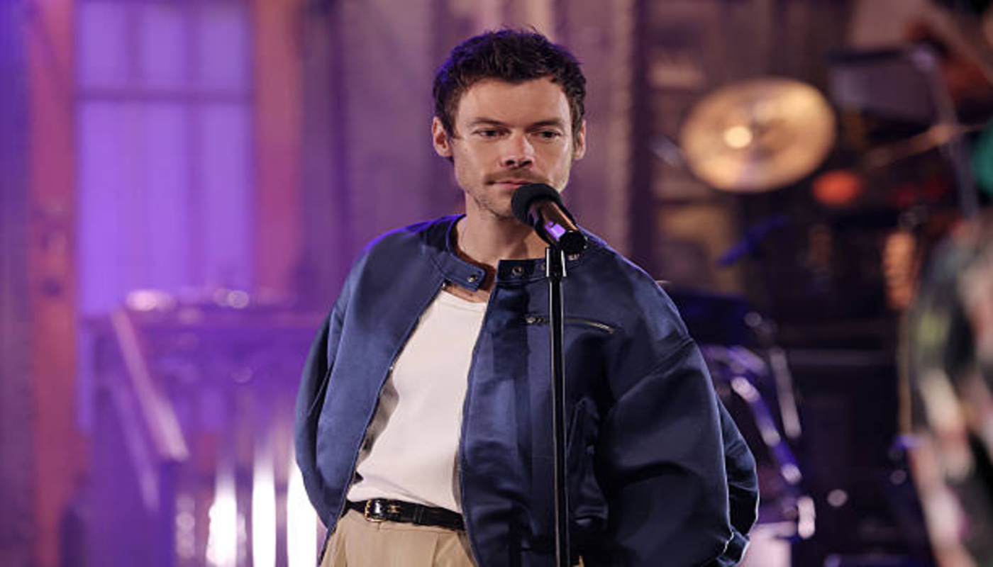 https://media.gettyimages.com/id/2265445077/photo/saturday-night-live-episode-1899-pictured-host-harry-styles-during-promos-on-tuesday-march-10.jpg?s=612x612&w=0&k=20&c=eihfsKoc53kJFx1gWyth0zFW9JxL2gzd5Wu_0K_k0Uo=