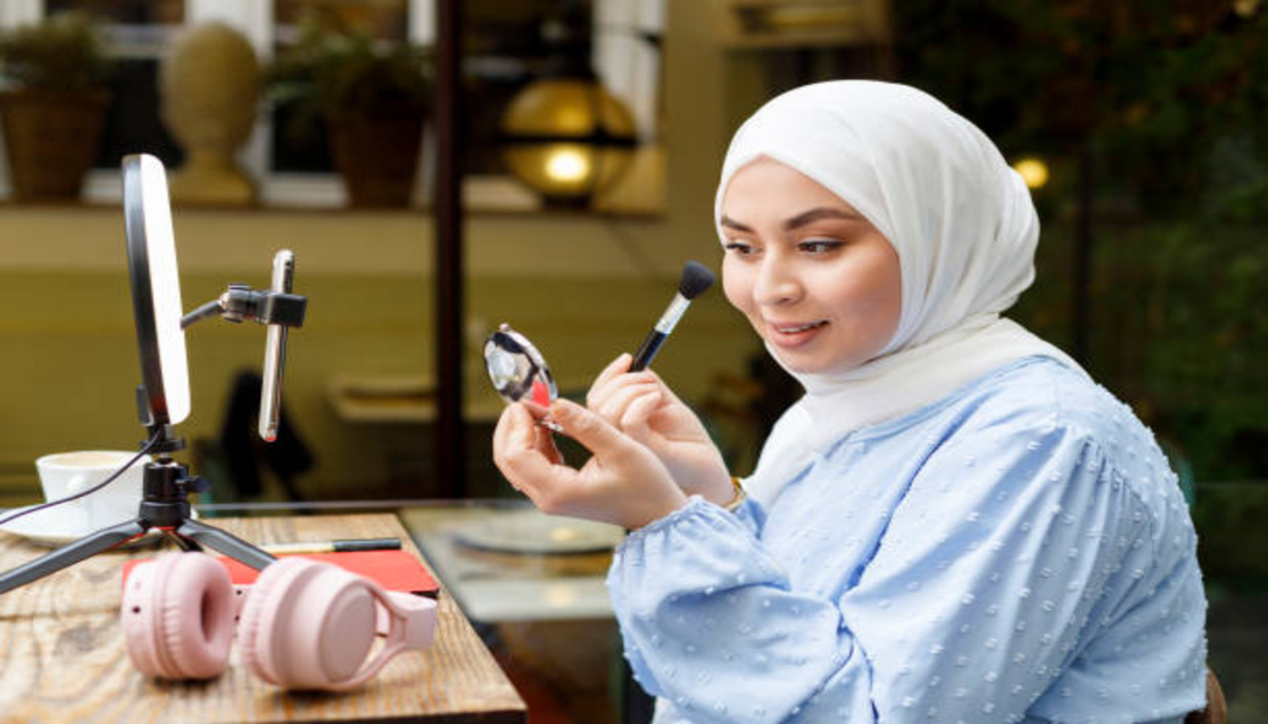 https://media.gettyimages.com/id/1319669752/photo/female-influencer-applying-beauty-product-while-vlogging-at-sidewalk-cafe.jpg?s=612x612&w=0&k=20&c=IU6jVroPuxDWL6Q2wVq6dZlgWvZ567ZCVD7yTjA47kE=