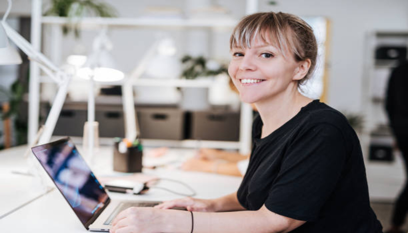 https://media.gettyimages.com/id/1040635286/photo/portrait-of-graphic-designer-in-scandinavia-working-on-laptop.jpg?s=612x612&w=0&k=20&c=Y320QnSc7eCJz0fm_jMmNbbKR9LWxlMQmbIPGZhxH2U=