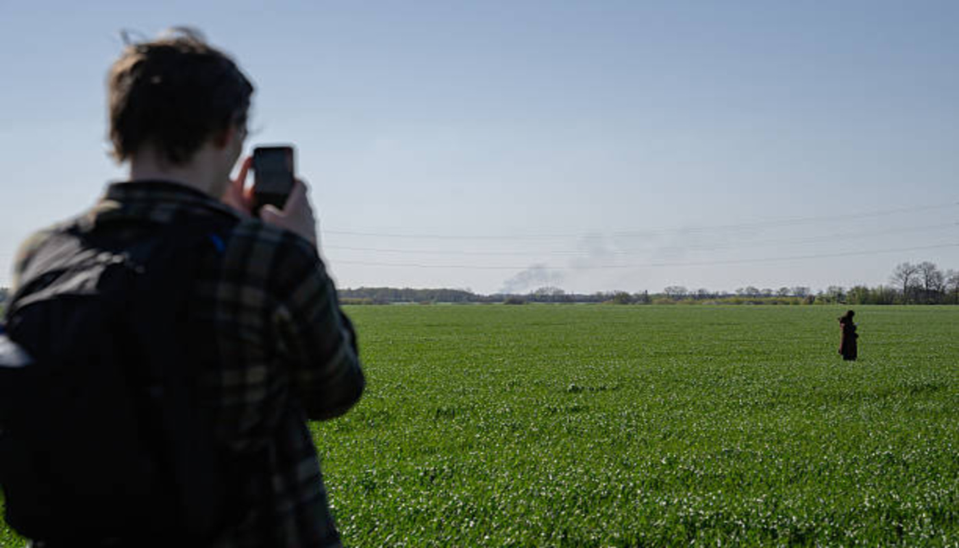 https://media.gettyimages.com/id/2274654319/photo/dnipropetrovsk-oblast-ukraine-an-evacuated-passenger-of-the-lvivdnipro-train-takes-a-photo.jpg?s=612x612&w=0&k=20&c=nQm97xZdMv9czBKpp1qHnIVQqV6LfOhNvkG_R8dZkiU=