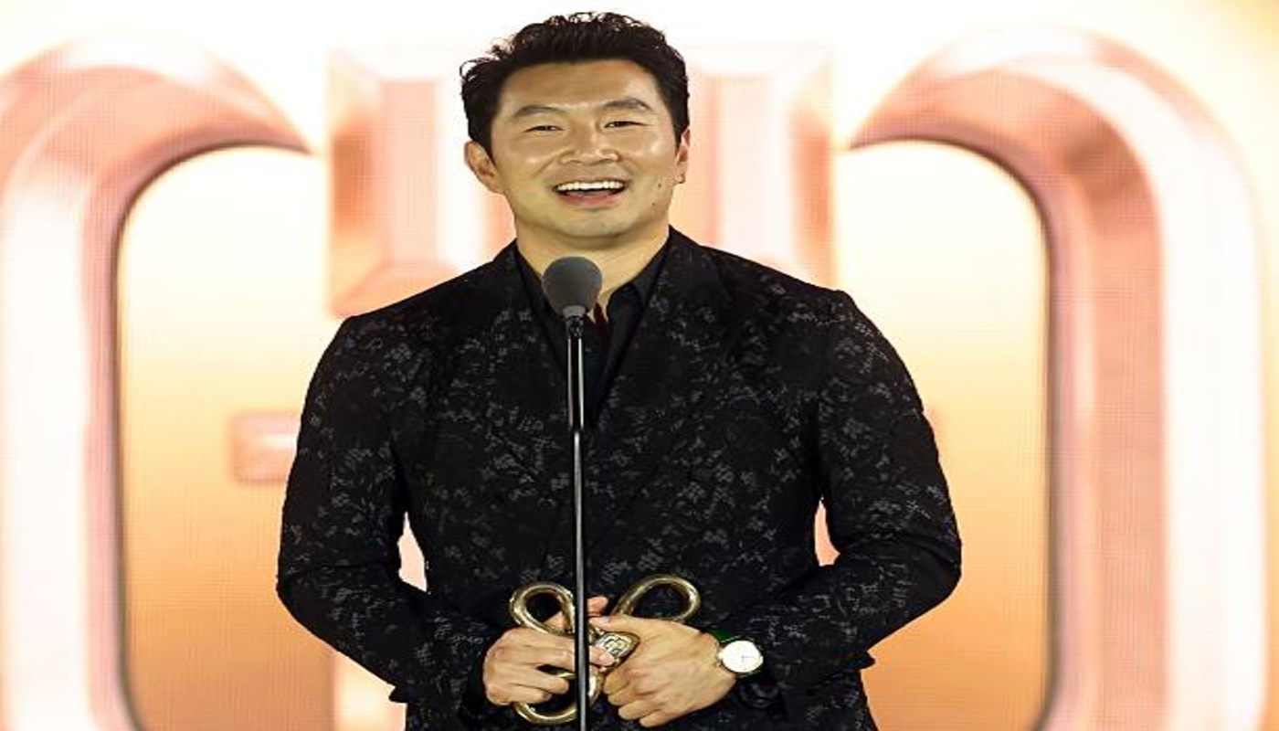 https://media.gettyimages.com/id/2275398782/photo/los-angeles-california-simu-liu-accepts-the-gold-mogul-award-onstage-during-the-gold-house.jpg?s=612x612&w=0&k=20&c=J4_ZWJ28E7GGXMlYm8DujY57-iUFai-4GzBuerLWSMM=