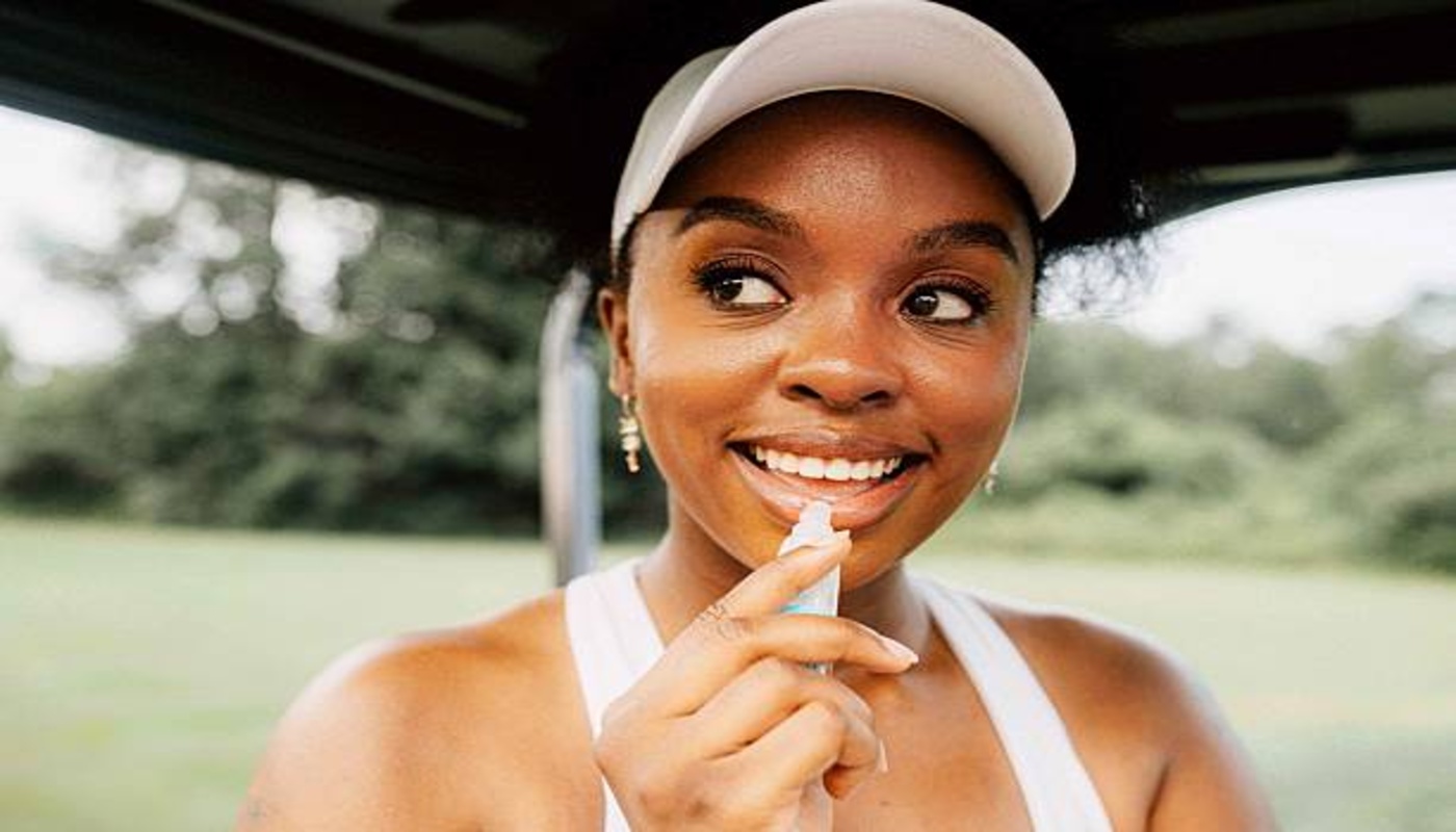 https://media.gettyimages.com/id/2225117505/photo/a-woman-is-applying-lip-balm.jpg?s=612x612&w=0&k=20&c=6_G_YuUPpvjCKwO0E5PE8lOEshWWG6yi6xMSjJ6XExI=