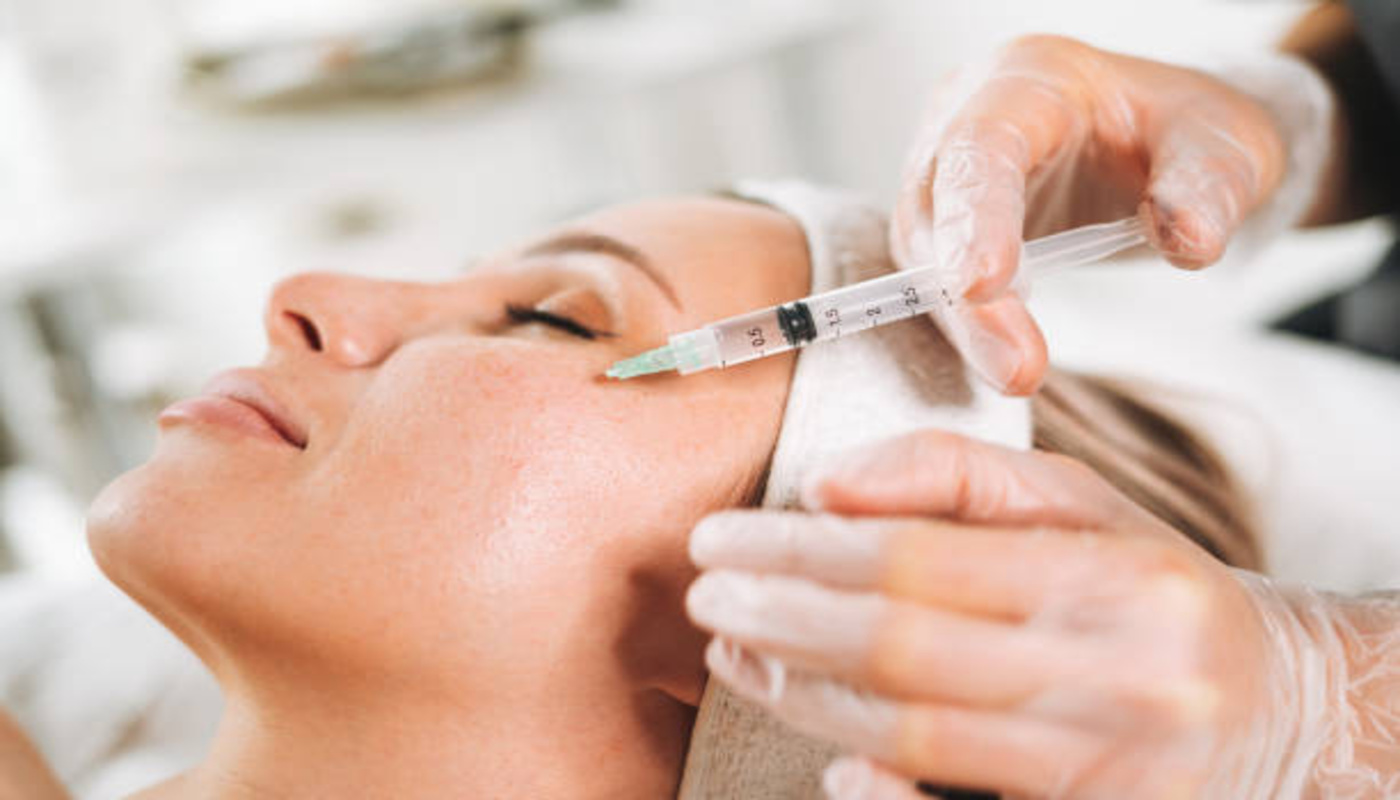 https://media.gettyimages.com/id/2187654050/photo/young-woman-getting-cosmetic-injections-in-her-face-while-lying-on-couch-in-beauty-salon.jpg?s=612x612&w=0&k=20&c=Wx6S4NmME4k3PwXnN_OzDdgIXUvnKHBV2c8MC6FsX8E=