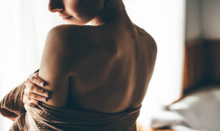https://media.gettyimages.com/id/1471214425/photo/woman-touches-her-back-a-young-woman-hugs-herself.jpg?s=612x612&w=0&k=20&c=pbwon6m9R74DxhNCcFfoOVonftHLKK7O3fPmYgIQVNA=