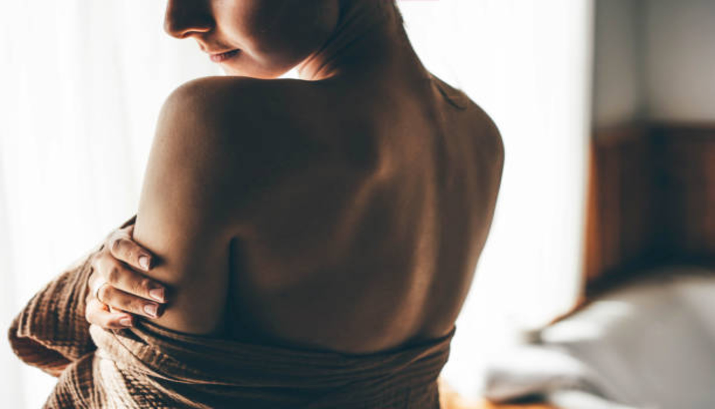 https://media.gettyimages.com/id/1471214425/photo/woman-touches-her-back-a-young-woman-hugs-herself.jpg?s=612x612&w=0&k=20&c=pbwon6m9R74DxhNCcFfoOVonftHLKK7O3fPmYgIQVNA=