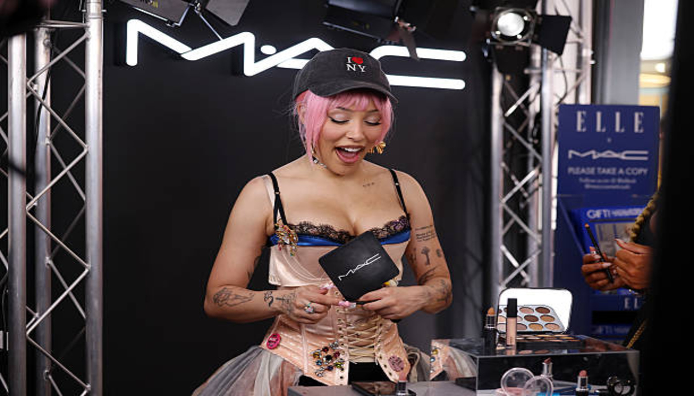 https://media.gettyimages.com/id/2278651797/photo/london-england-ahead-of-her-london-show-at-the-o2-doja-cat-is-celebrating-the-lip-kit-launch.jpg?s=612x612&w=0&k=20&c=oc34A06c9abDPQoM-bMju3mSgNAyZFE93di9RQpeO6I=
