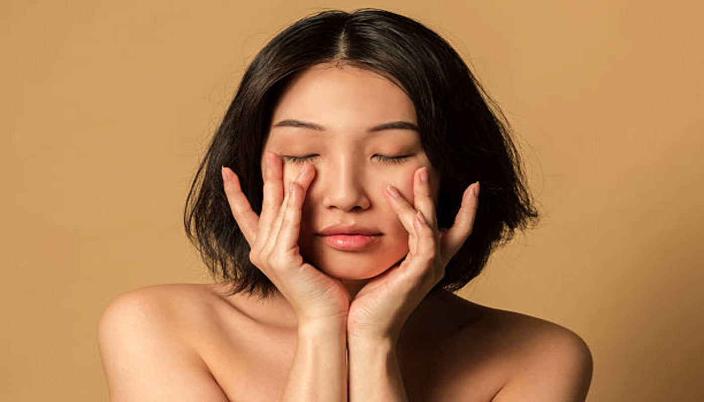 https://media.gettyimages.com/id/2226085733/photo/beauty-portrait-close-up-of-beautiful-woman-with-clear-skin-on-beige-background-studio-shot.jpg?s=612x612&w=0&k=20&c=y8g1kEhuan9drZcG9j_gT-tOKcB79YRF8misbhgc25E=