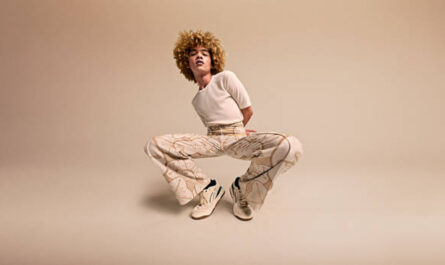https://media.gettyimages.com/id/2214006947/photo/young-man-crouching-against-beige-background.jpg?s=612x612&w=0&k=20&c=O61lpwPjRuFKKZbqIMm8HDB2-ByDG6tNgZw92iQfGOc=