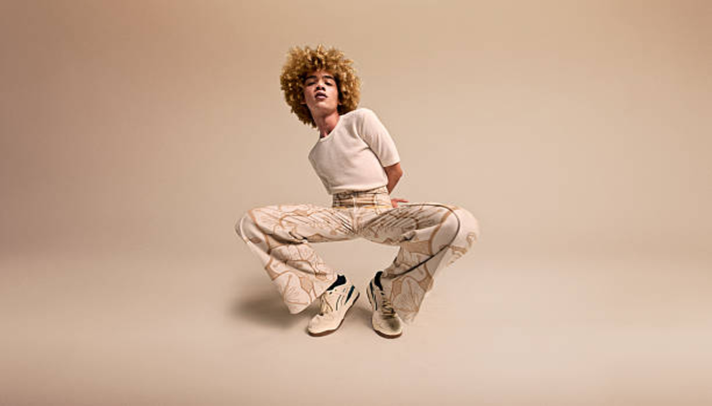 https://media.gettyimages.com/id/2214006947/photo/young-man-crouching-against-beige-background.jpg?s=612x612&w=0&k=20&c=O61lpwPjRuFKKZbqIMm8HDB2-ByDG6tNgZw92iQfGOc=