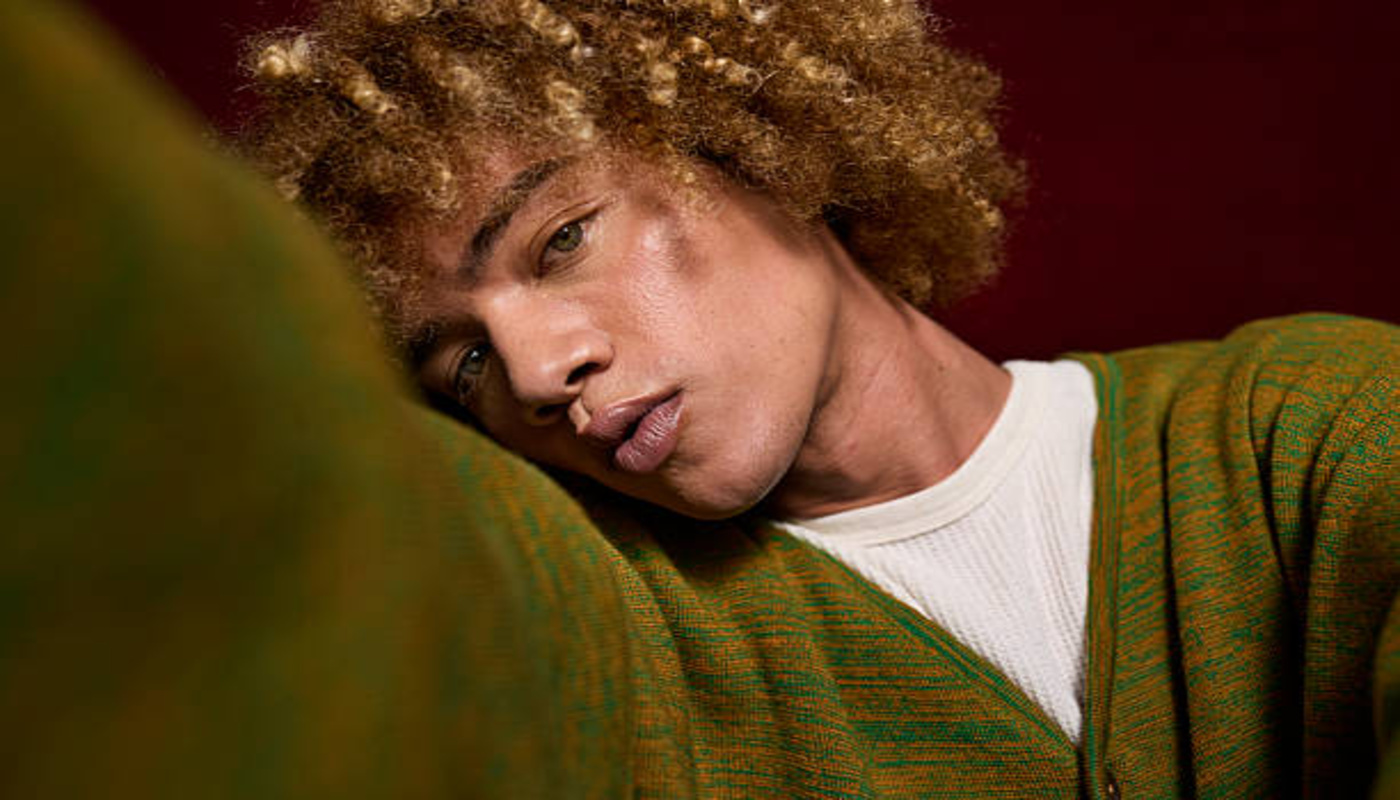 https://media.gettyimages.com/id/2212001563/photo/androgynous-person-taking-selfie-with-head-cocked.jpg?s=612x612&w=0&k=20&c=fkJ1Ye4mxpqPrdpj2ZMIjmGf-3Xx3A7C9ascBOVqLr8=