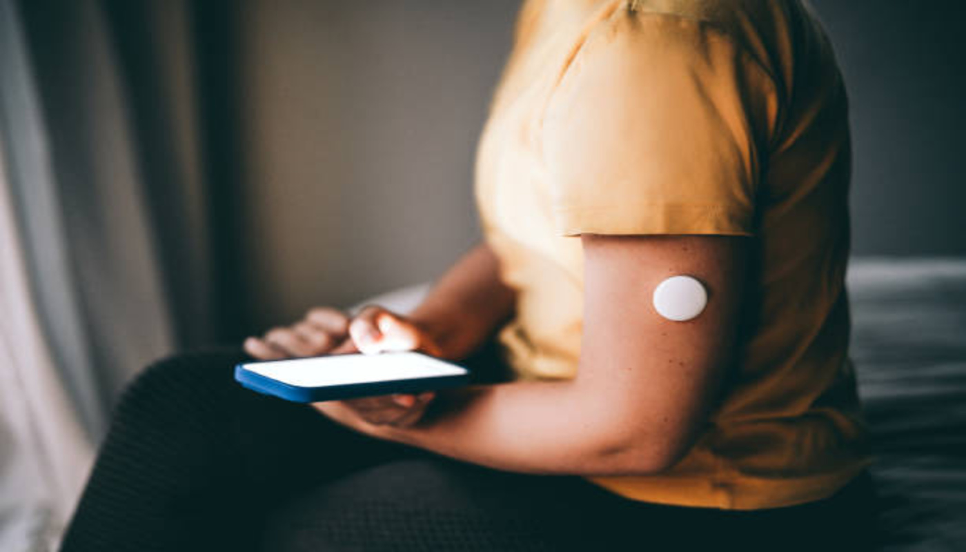 https://media.gettyimages.com/id/2201977174/photo/an-unrecognizable-person-using-the-glucose-monitor-checking-the-mobile-app-for-more-blood.jpg?s=612x612&w=0&k=20&c=7E7nBIs2MdWRlKNJebfhZVxCacziczDhmbG2dw_AJdk=