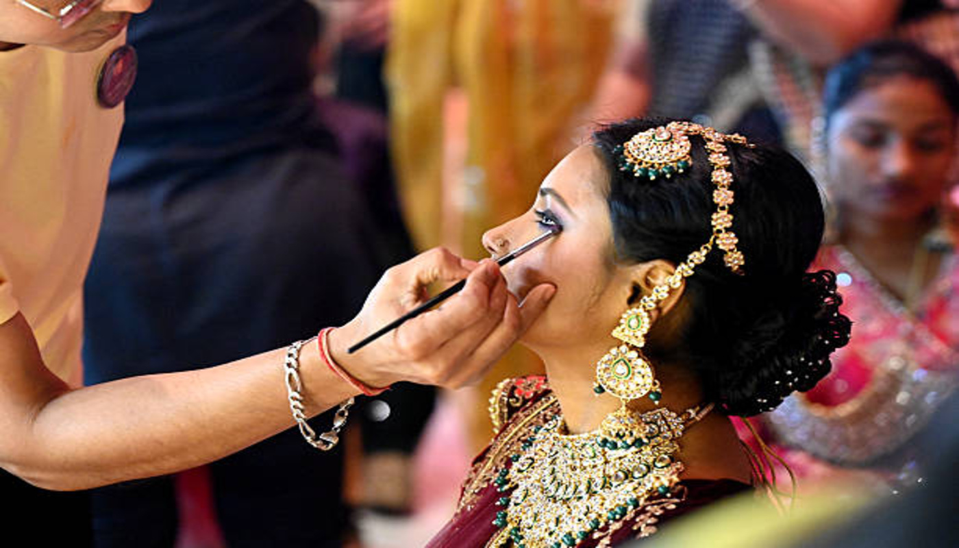 https://media.gettyimages.com/id/2268626091/photo/new-delhi-india-a-bride-getting-ready-during-mass-wedding-organised-by-ladli-foundation-in.jpg?s=612x612&w=0&k=20&c=O-7LuGamE8HfQ3AYnMLQXmkkLs9HgBzPXtzuXXGNk3M=lo
