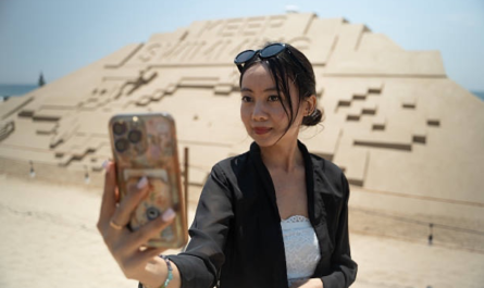 https://media.gettyimages.com/id/2280529332/photo/busan-south-korea-fans-take-photos-and-enjoy-near-haeundae-beach-ahead-of-the-bts-world-tour.jpg?s=612x612&w=0&k=20&c=kNCW0Epav6GIeGynD-0wcCodIngpyuGzLLxr_C0gPhM=