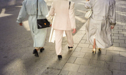 https://media.gettyimages.com/id/1140186883/photo/three-women-on-their-way-to-a-party.jpg?s=612x612&w=0&k=20&c=tAUpxsOlJFPgfIq_FAXa1H7jNCwzP3_2TKFEukzoCxo=