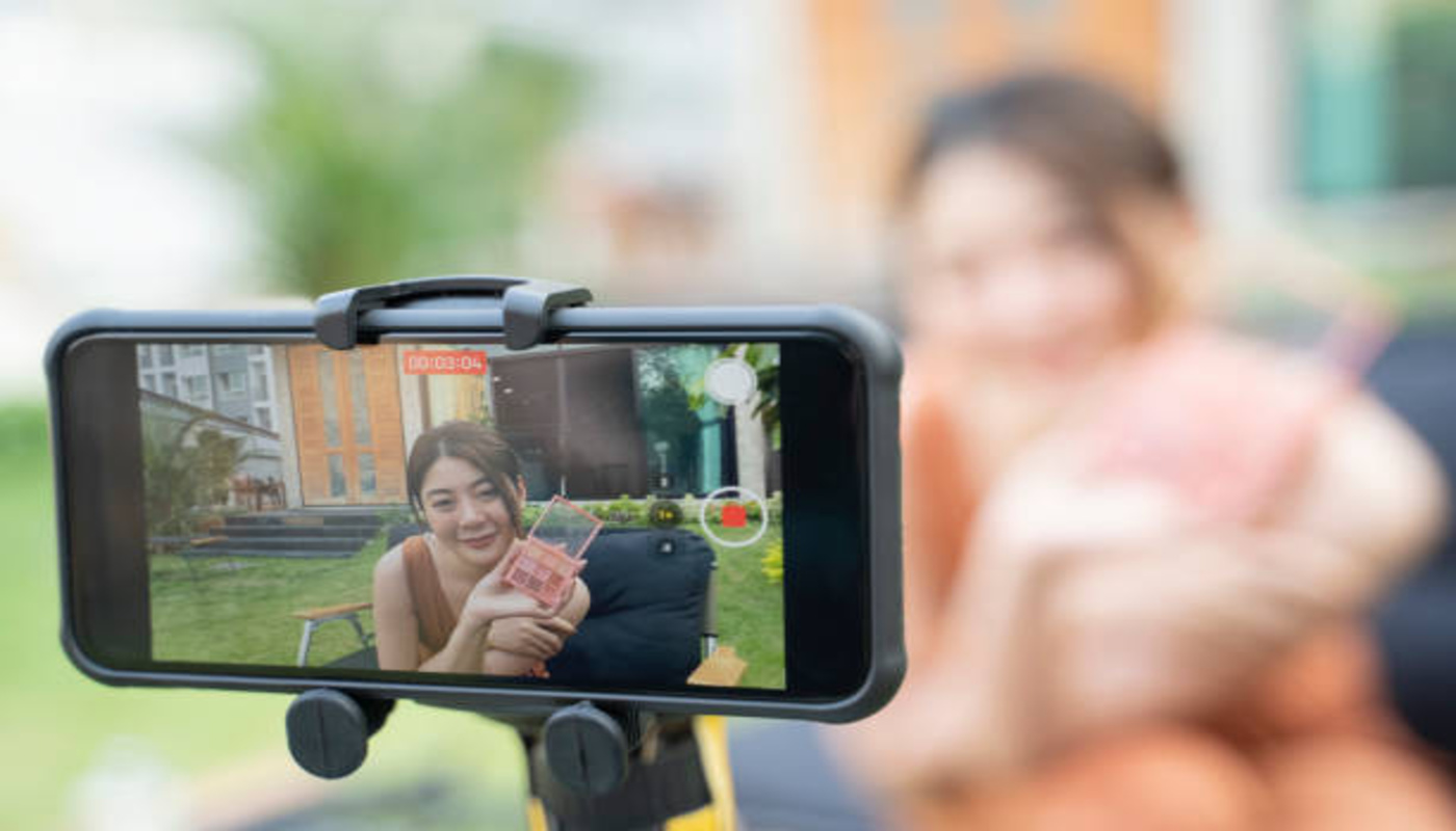 https://media.gettyimages.com/id/1206855440/photo/young-asian-woman-beauty-vlogger-or-blogger-doing-a-cosmetic-makeup-tutorial-vlog-with.jpg?s=612x612&w=0&k=20&c=H3ZD5QIWS0YpEN2rlQlu18dis73HUoZvwLT77amknCU=