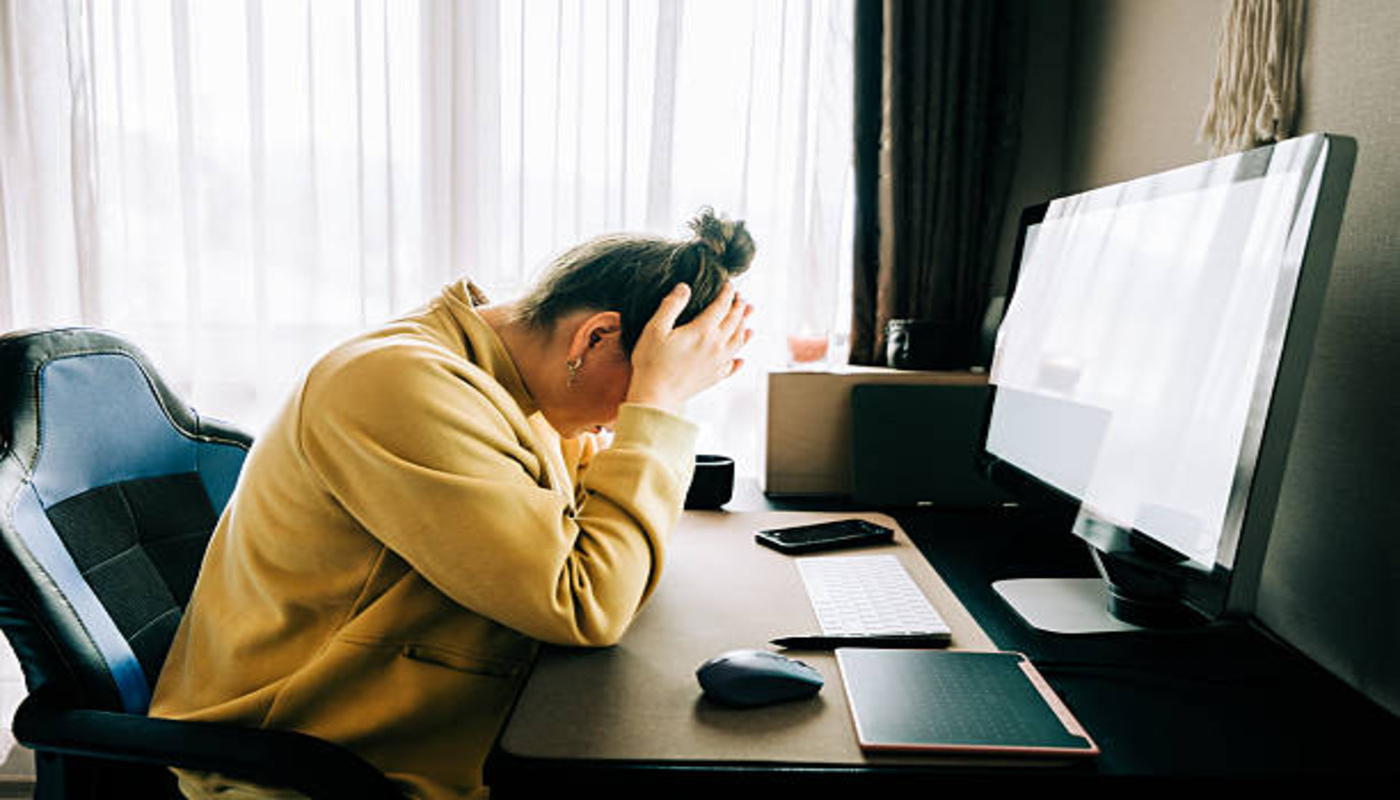 https://media.gettyimages.com/id/2215035530/photo/woman-working-from-home-feeling-stressed-and-frustrated-holding-her-head-in-her-hands-while.jpg?s=612x612&w=0&k=20&c=Yj4LZ0HmkRzVyvpKTXTCe6ItR3_xxAh1zazQ2ySK6BY=