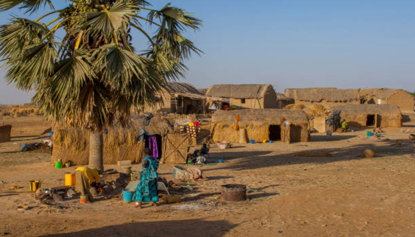 https://media.gettyimages.com/id/1227889485/photo/a-village-with-small-reed-covered-huts-on-the-banks-of-the-niger-river-near-mopti-in-mali.jpg?s=612x612&w=0&k=20&c=NRsryCnsm68wpjTOu0INNkv_3HT9kVkj3HzqkXv35uk=