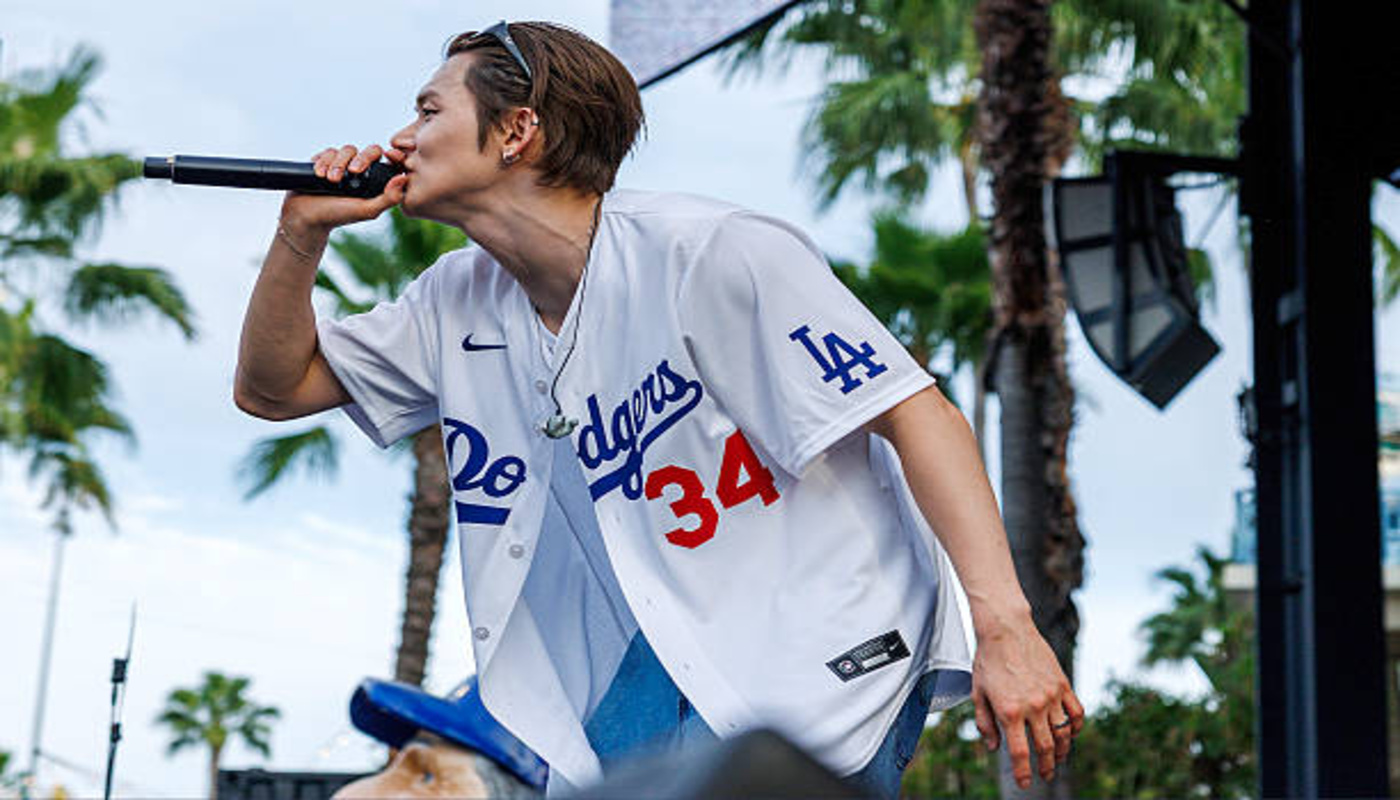 https://media.gettyimages.com/id/2289918336/photo/los-angeles-ca-k-pop-star-yeonjun-performs-in-front-of-a-large-crowd-in-the-center-field.jpg?s=612x612&w=0&k=20&c=sAQqZ5NscKiIIfjk7XB6ot53bVjHpAlDvZUInzQs6U4=