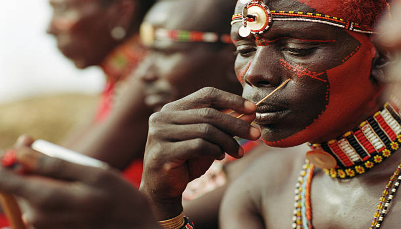 https://media.gettyimages.com/id/10193338/photo/masai-warrior-applying-face-paint-close-up-kenya.jpg?s=612x612&w=0&k=20&c=jjODEi4ZiiWmx0QVjQ9Ud8908dtCK6tCs4SAqrB0YnA=