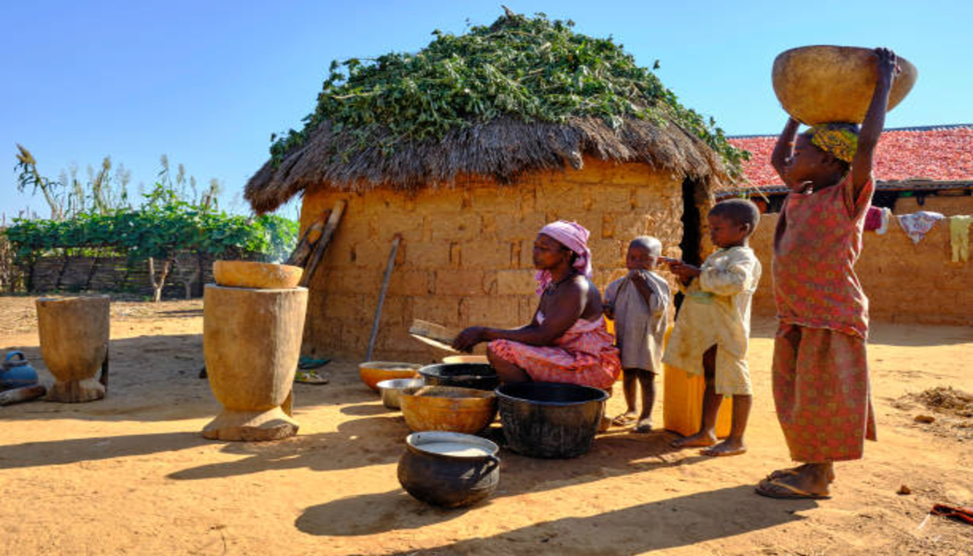 https://media.gettyimages.com/id/1211160098/photo/rural-african-family-doing-housework-in-a-remote-nigerian-village.jpg?s=612x612&w=0&k=20&c=7tN3k4CkcIUeIhCu2CruYxg_JvTKtvRGLD3u8N4wYa8=