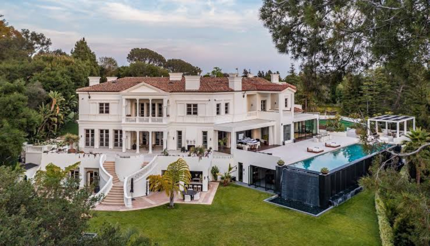 https://media.architecturaldigest.com/photos/61b121cd80cb28672bc583bc/16:9/w_2560%2Cc_limit/534BarnabyRoad199.jpg